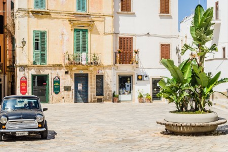 Bari ili priča o svecima i imigrantima