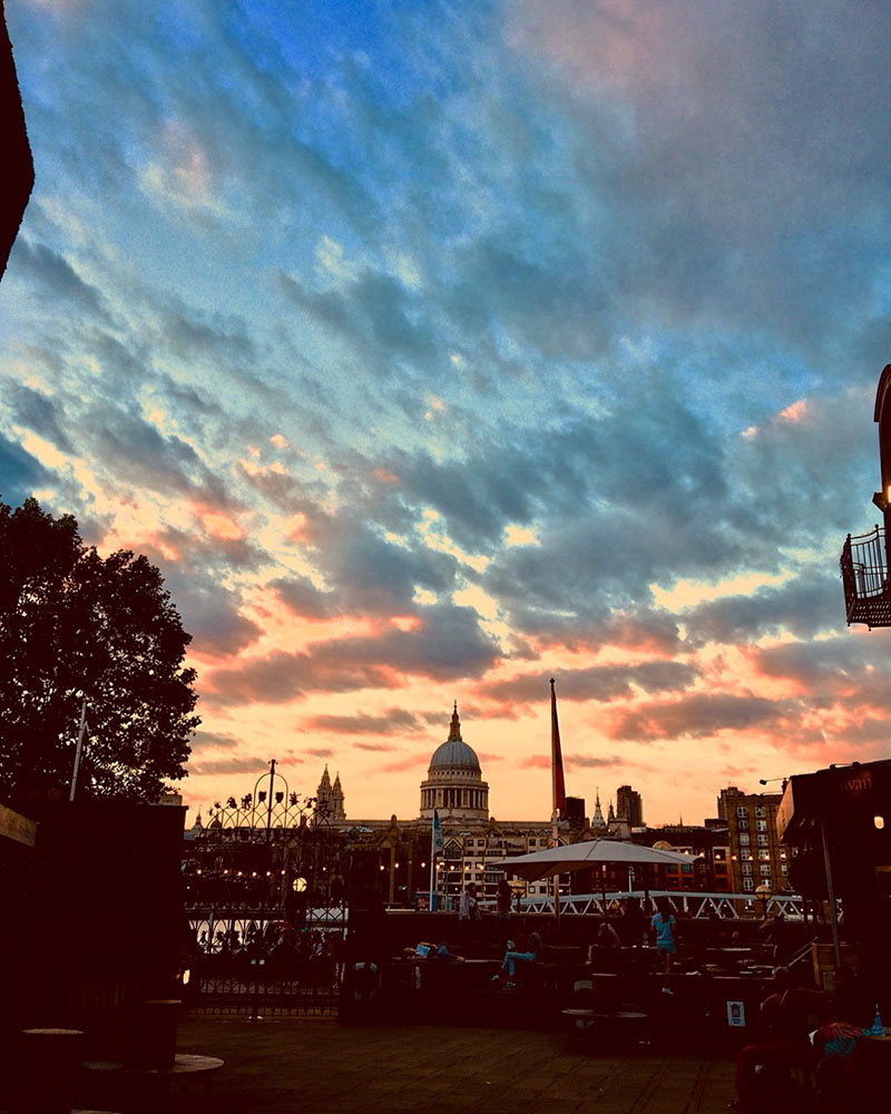 London u osam mirisa