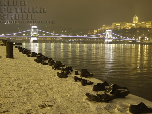 budimpešta, dunav, kej, cilepe / budapest, danube, quay, shoes